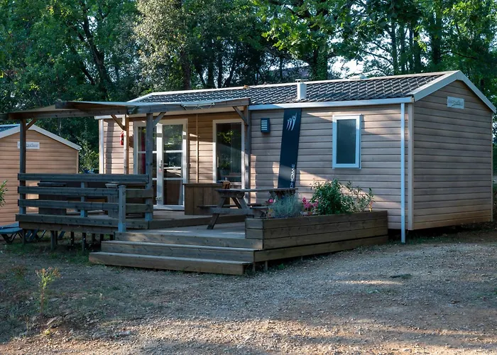 Glamping Le Pech مكان تخييم Les Eyzies