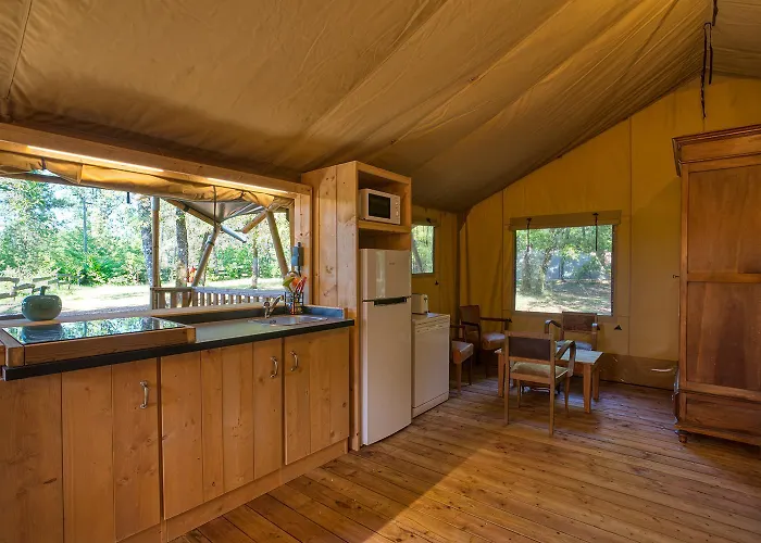 Glamping Le Pech مكان تخييم Les Eyzies