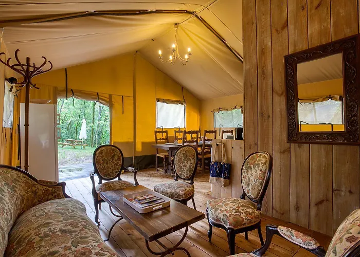 Glamping Le Pech مكان تخييم Les Eyzies