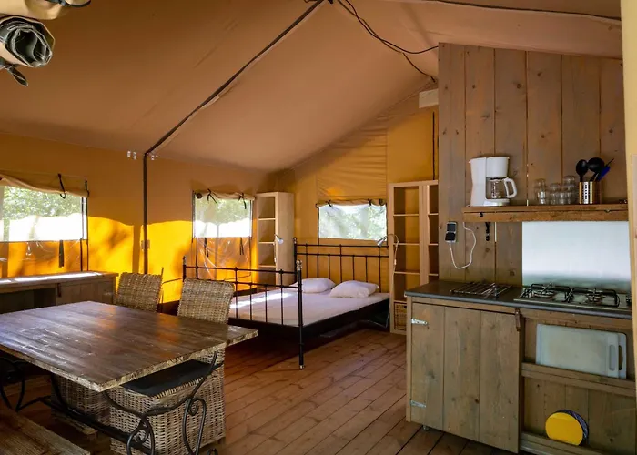 Glamping Le Pech مكان تخييم *