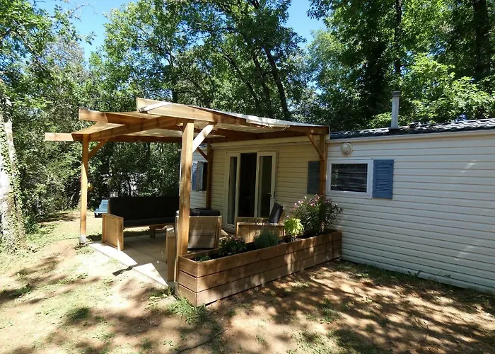 Glamping Le Pech مكان تخييم Les Eyzies